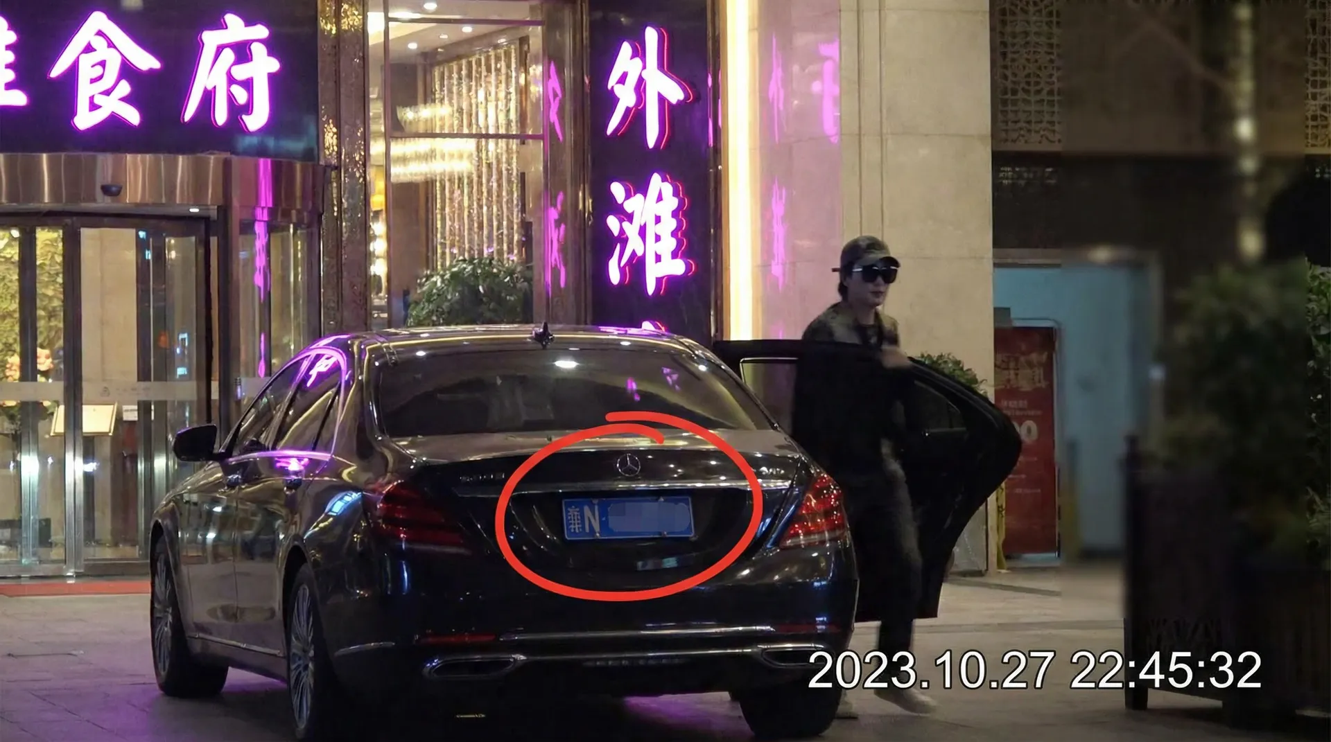 探花视频 - 某明星深夜现身高档餐厅被拍